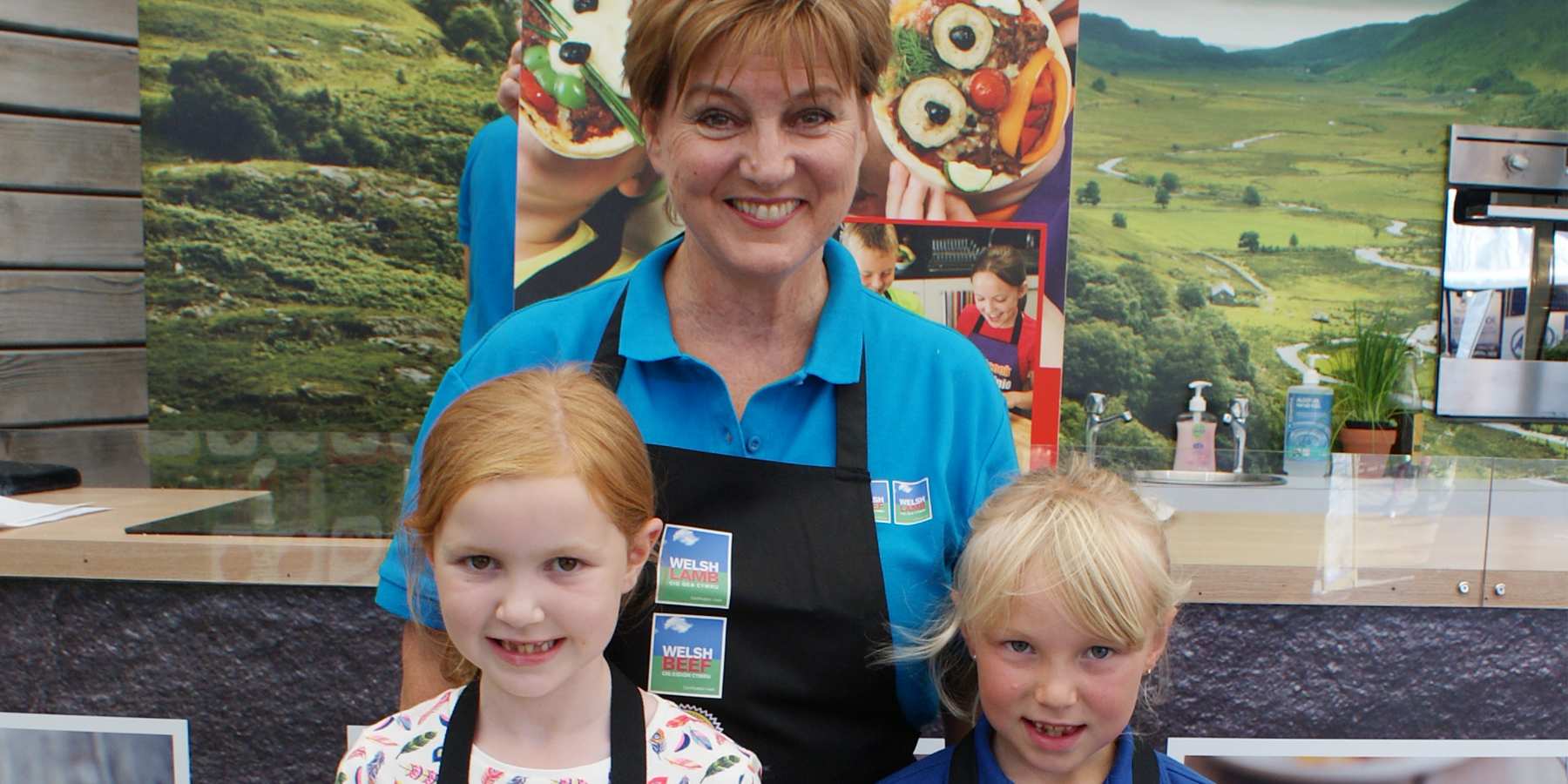 SONY DSC Elwen Roberts, HCC’s Consumer Executive showing children how to cook and enjoy eating red meat as part of a healthy, balanced diet.