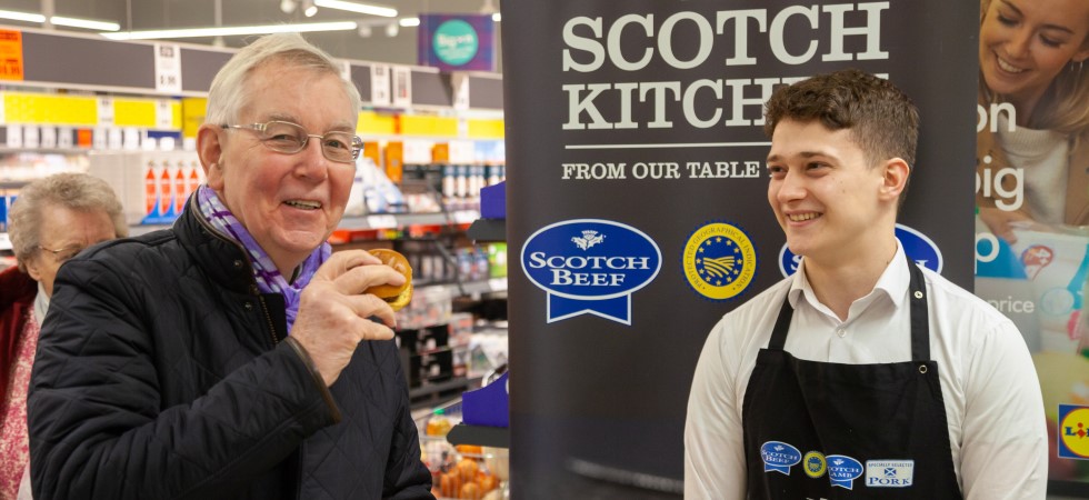 Cowdenbeath Lidl shoppers treated to Scotch Beef and haggis burgers