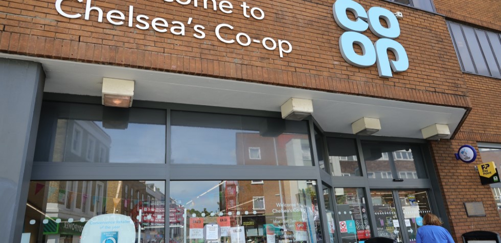 Co-op and Deliveroo extend partnership to expand delivery service