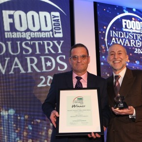 Best New Product Development Award, partnered by Treif UK – Winner: Peter’s Food Service, Nurish Chicken Tikka Filled Bakes. Left: Simon Waite Peter’s Food Service and Michel Roux.
